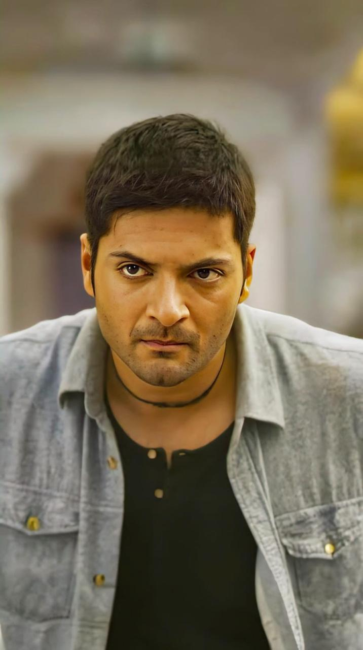From Outsiders to ₹100 Crore Stars: Actors Who Made It on Their Own