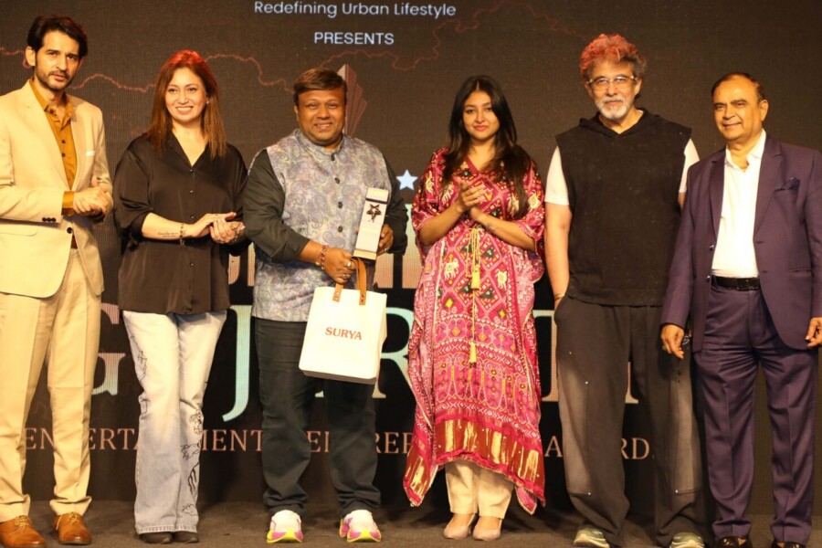 Deepak Tijori, Hiten Tejwani and Bhumi Trivedi Honour Dr. Khoja with Gujarati Bright Award